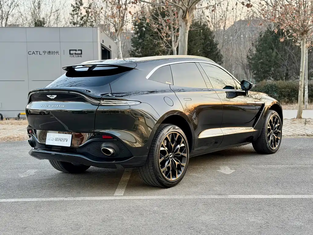 ASTON MARTIN DBX