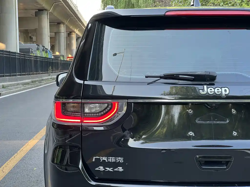 Jeep Grand Commander — миниатюра 10
