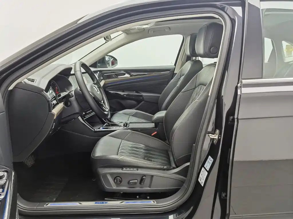 Volkswagen Passat PHEV — миниатюра 10
