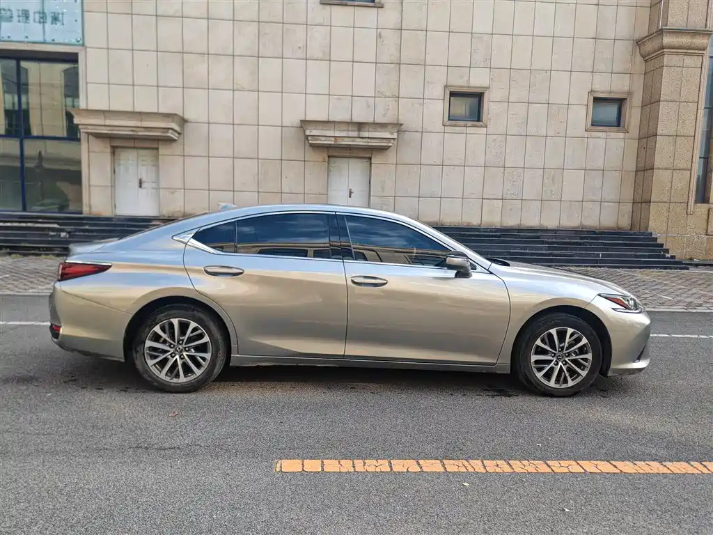 Lexus ES — миниатюра 5