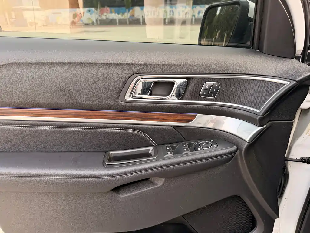 Ford Explorer (Import) — миниатюра 7