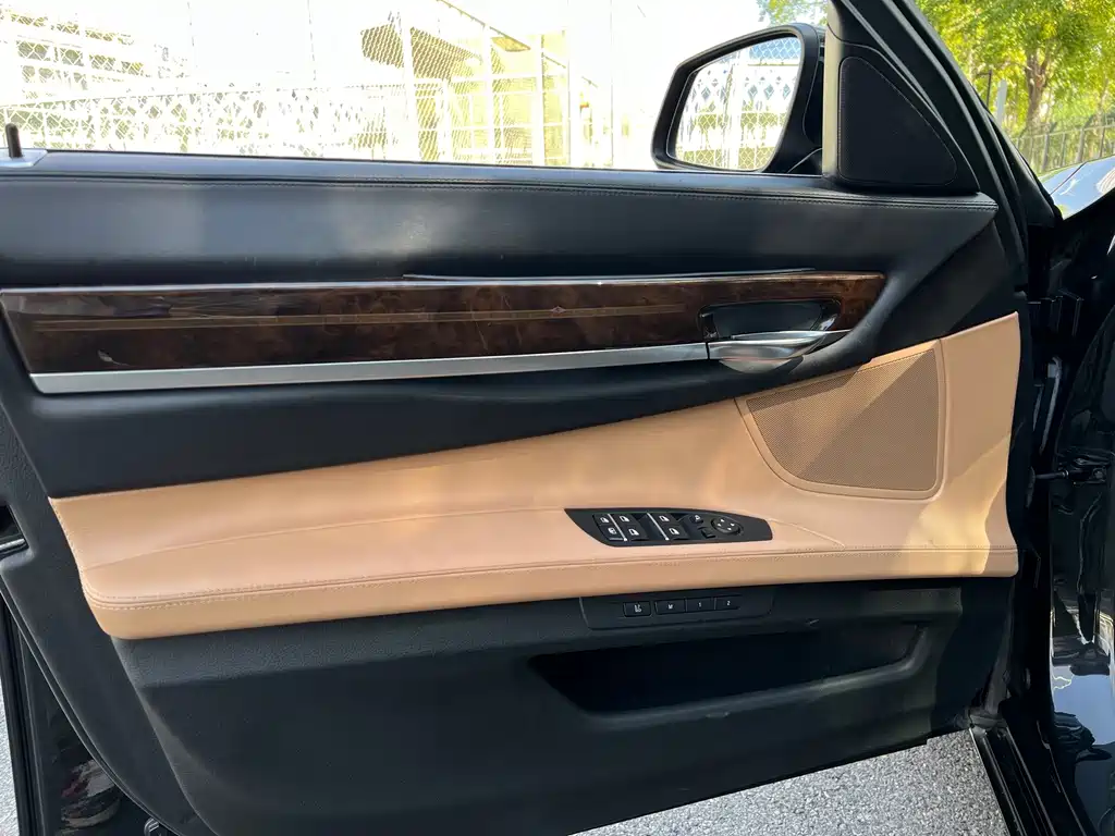 BMW 7 Series — миниатюра 24
