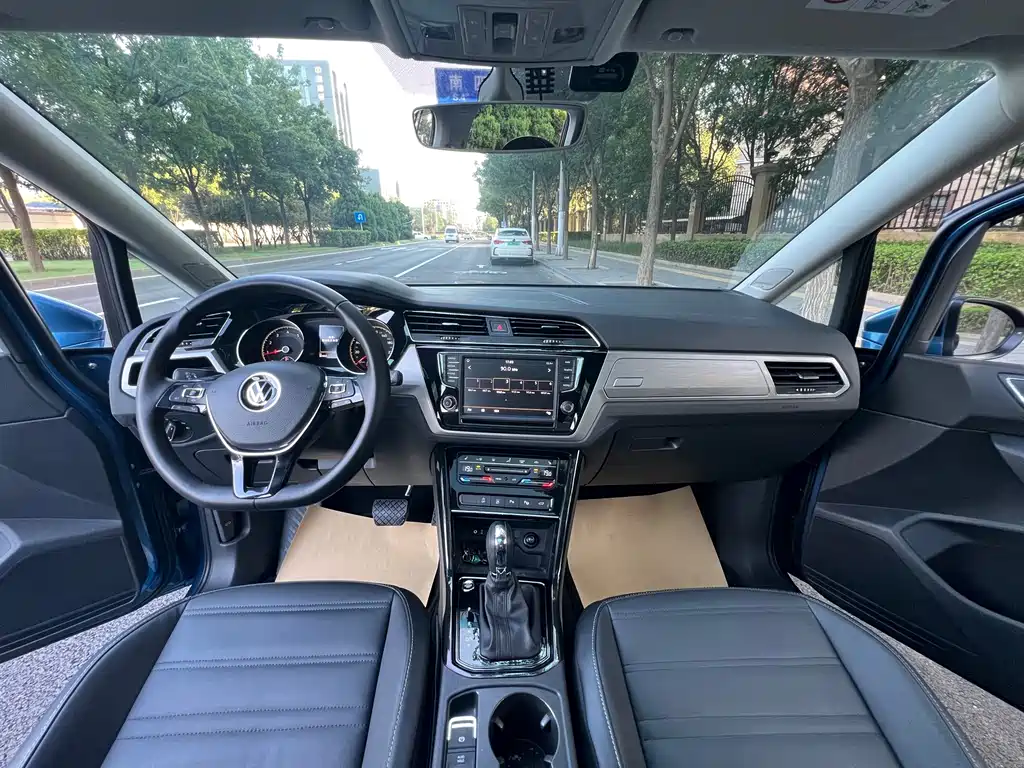 Volkswagen Touran — миниатюра 2