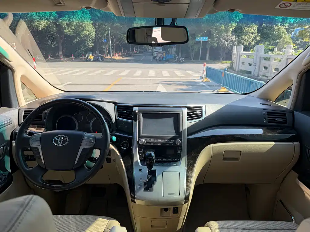 Toyota Alphard — миниатюра 7