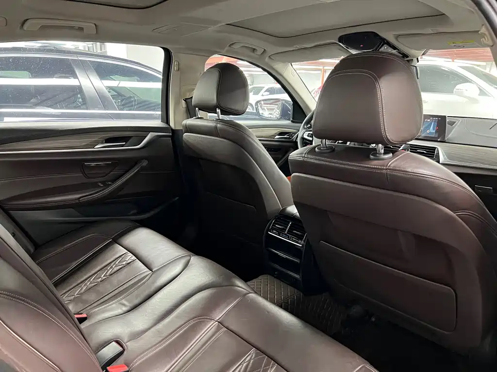 BMW 5 Series — миниатюра 10