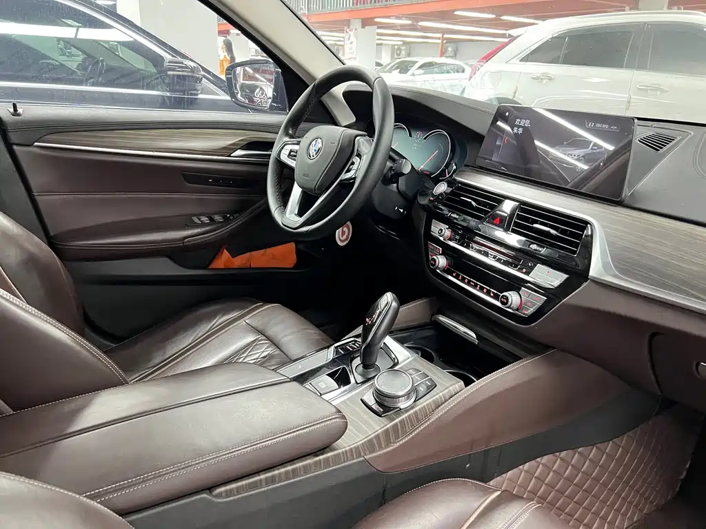BMW 5 Series — миниатюра 13