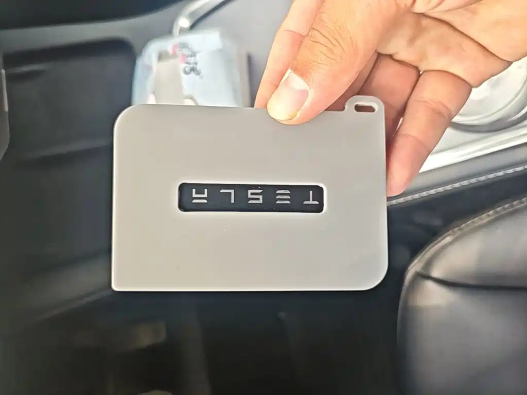 Tesla Model Y — миниатюра 9