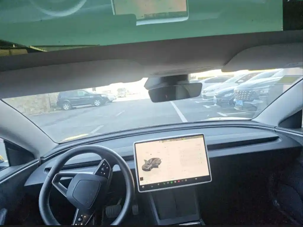 Tesla Model 3 — миниатюра 5