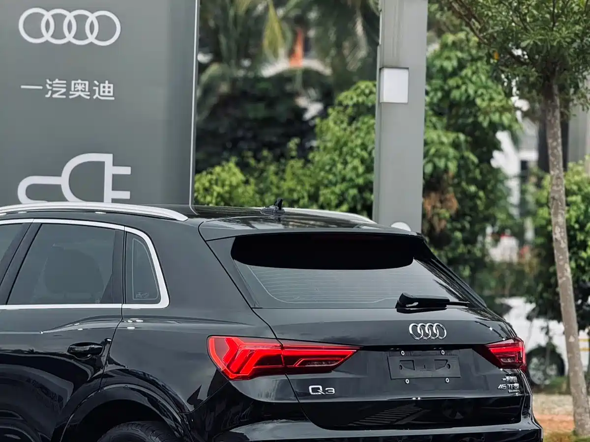 Audi Q3 2022 Черный из Китая