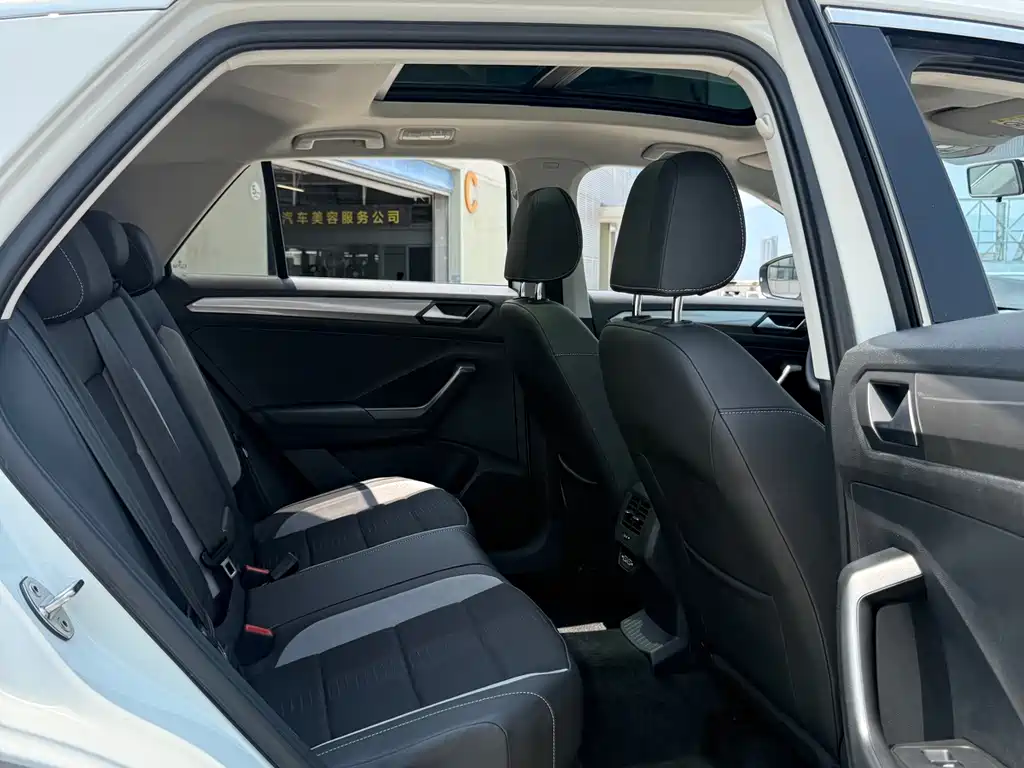 Volkswagen T-Roc — миниатюра 8