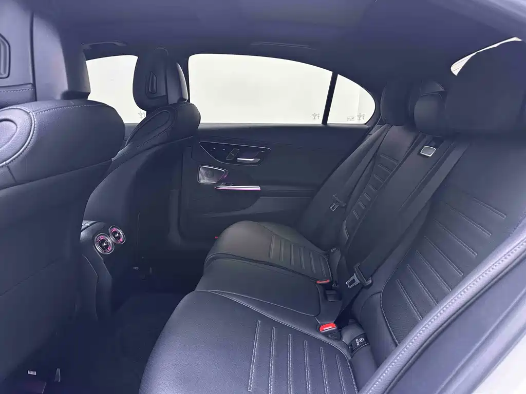 Mercedes-Benz C-Class — миниатюра 6