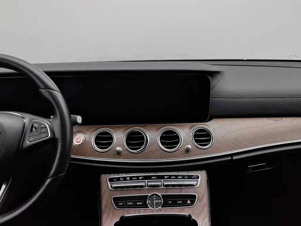 Mercedes-Benz E-Class — миниатюра 12