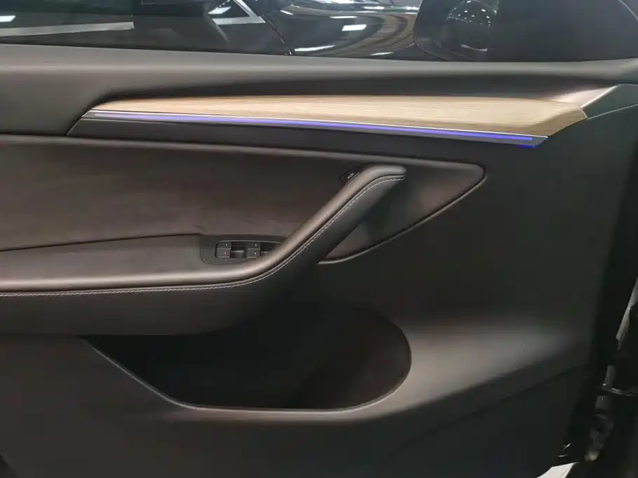 Tesla Model Y — миниатюра 7