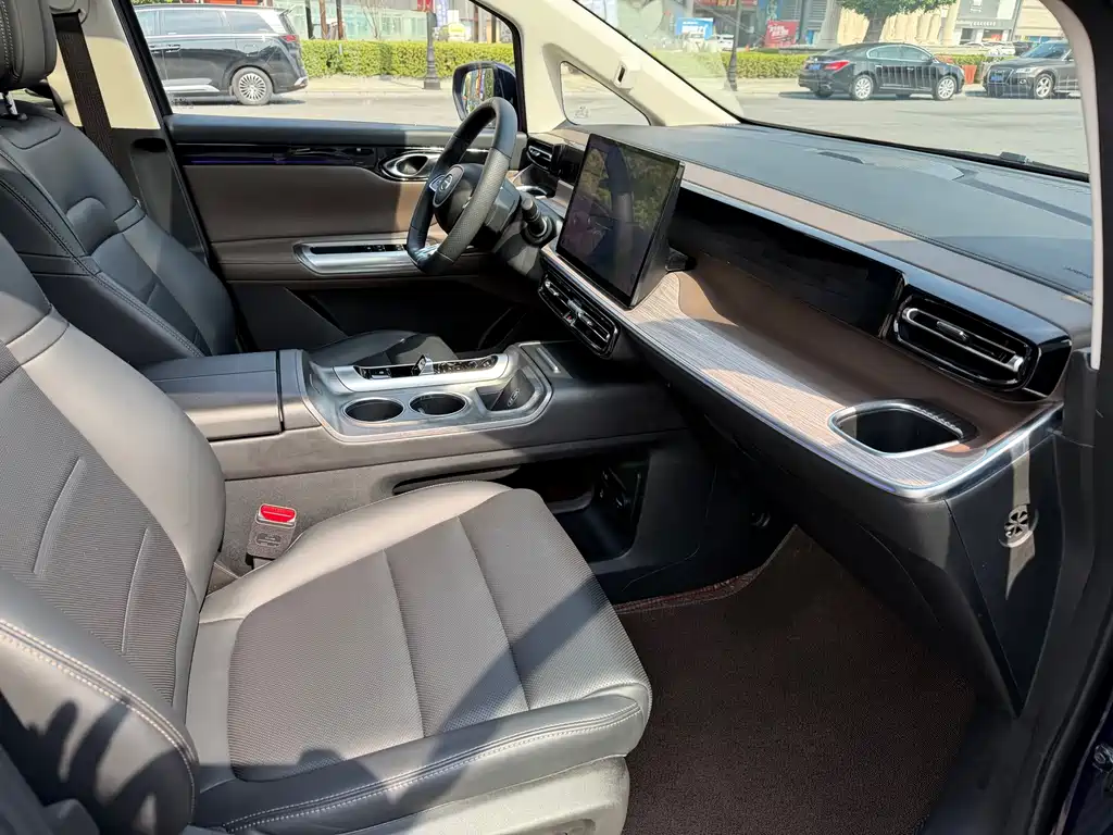 GAC Motor Trumpchi E8 PHEV — миниатюра 13