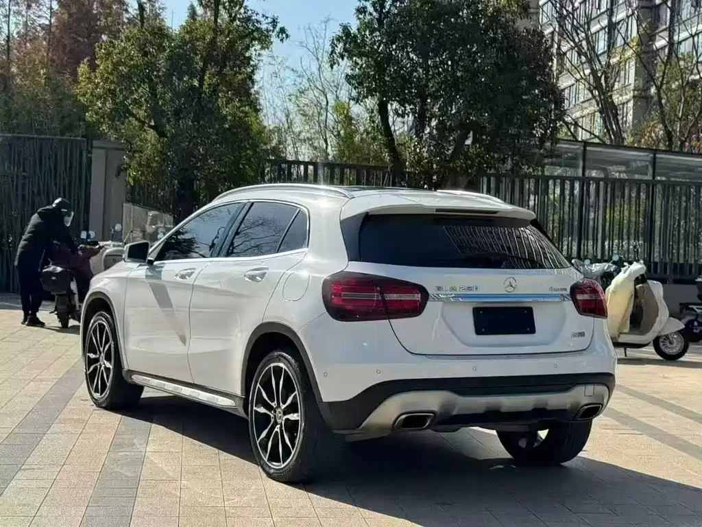 MERCEDES-BENZ GLA