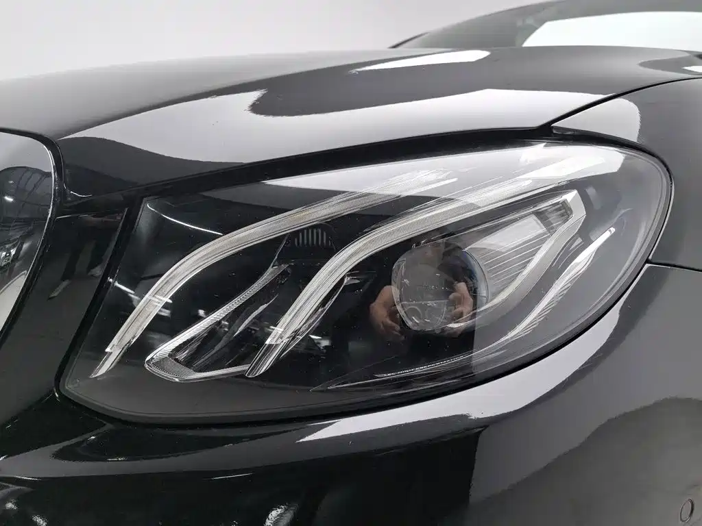 Mercedes-Benz E-Class — миниатюра 7