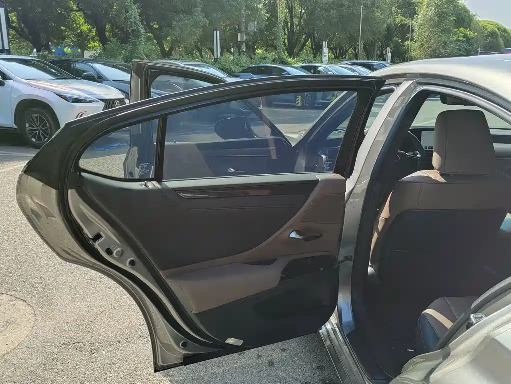 Lexus ES — миниатюра 9