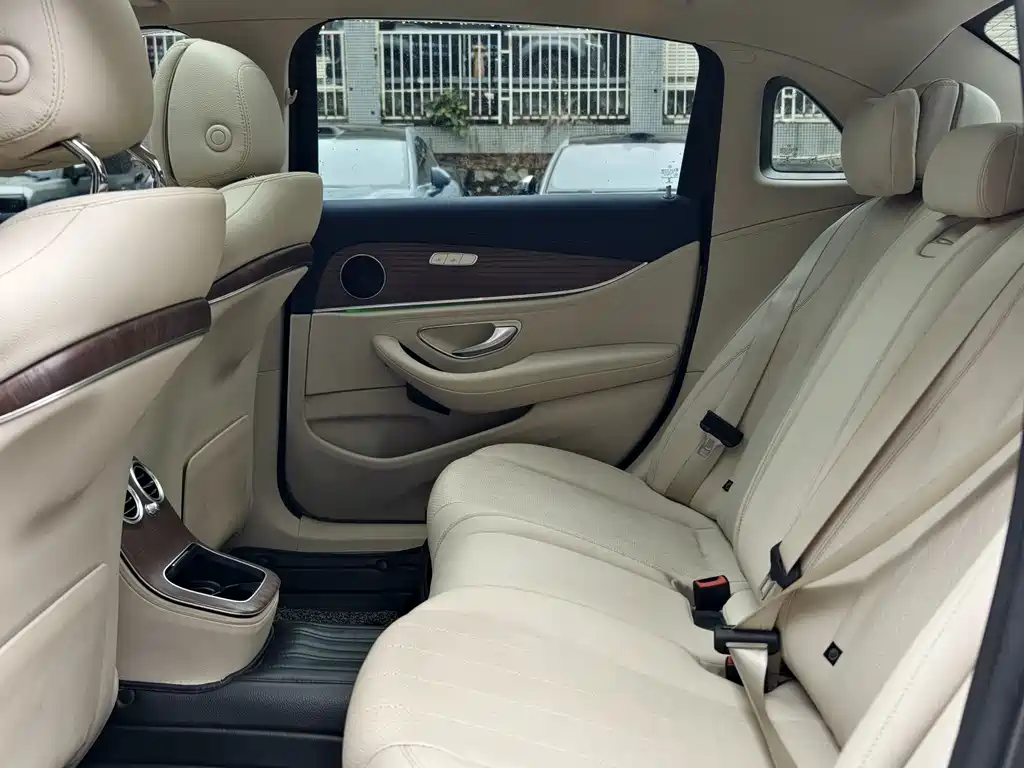 Mercedes-Benz E-Class — миниатюра 11