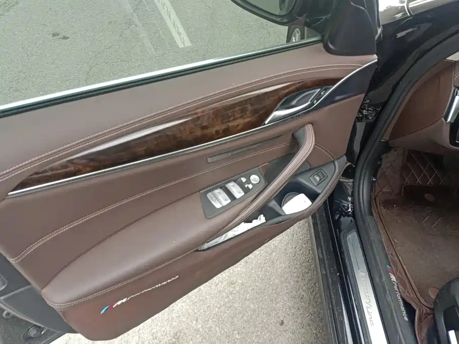 BMW 5 Series — миниатюра 7