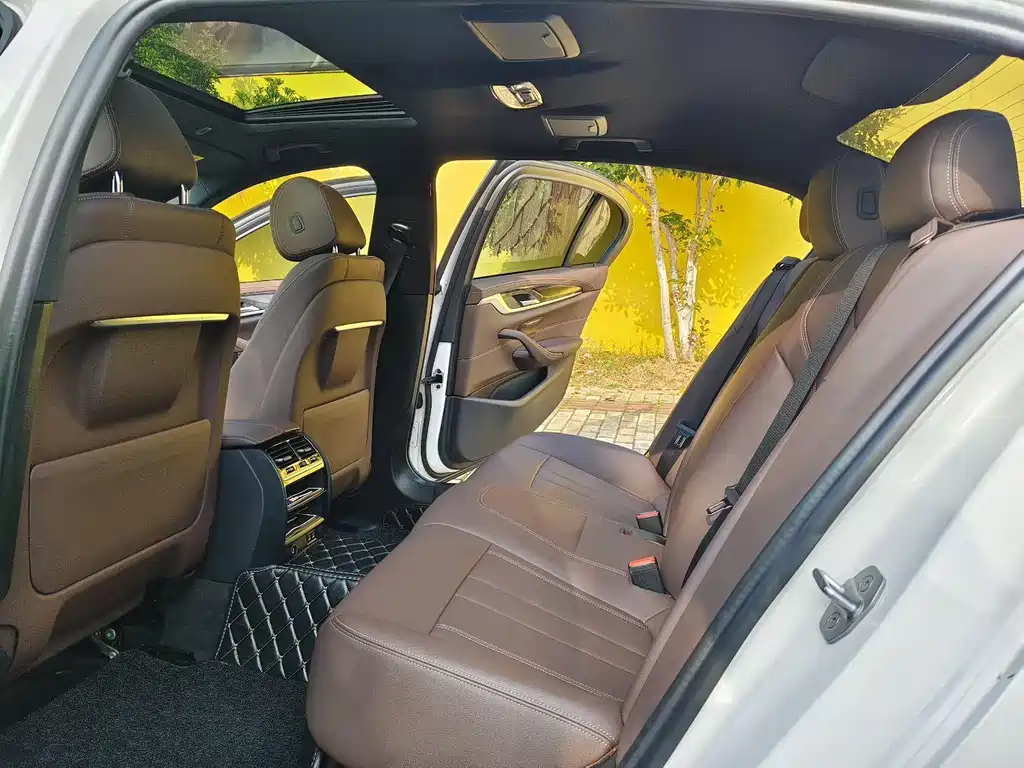 BMW 5 Series — миниатюра 8