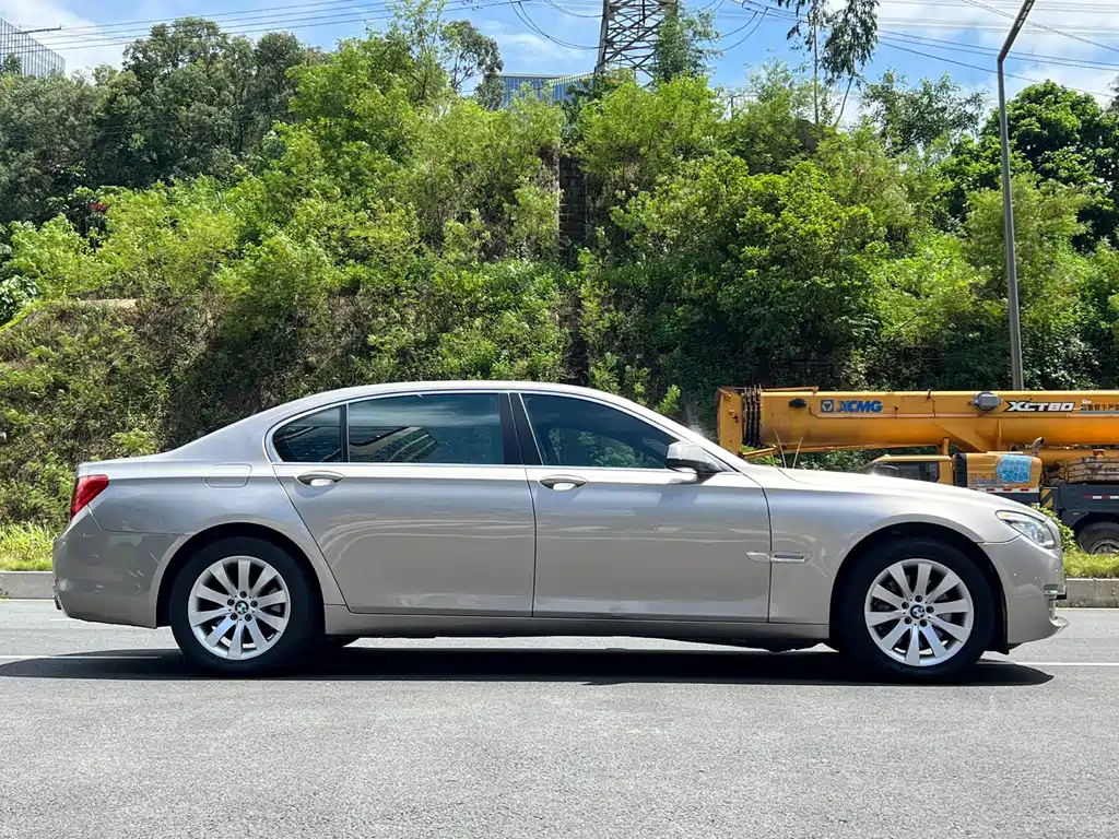 BMW 7 Series — миниатюра 4