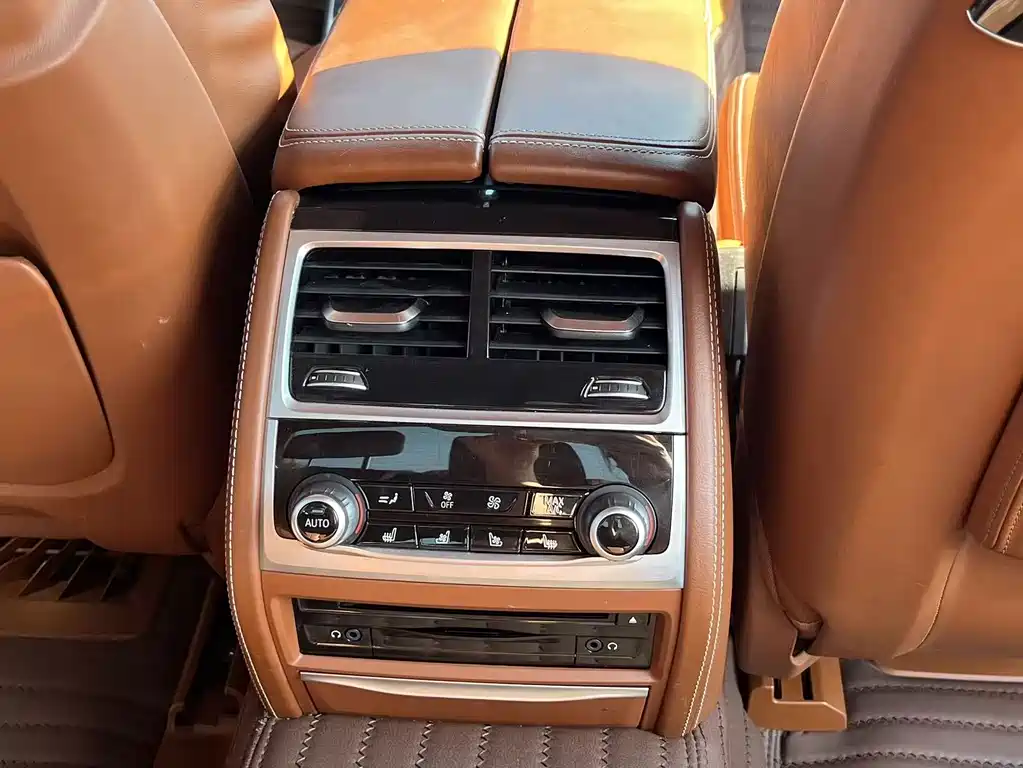 BMW 7 Series — миниатюра 12