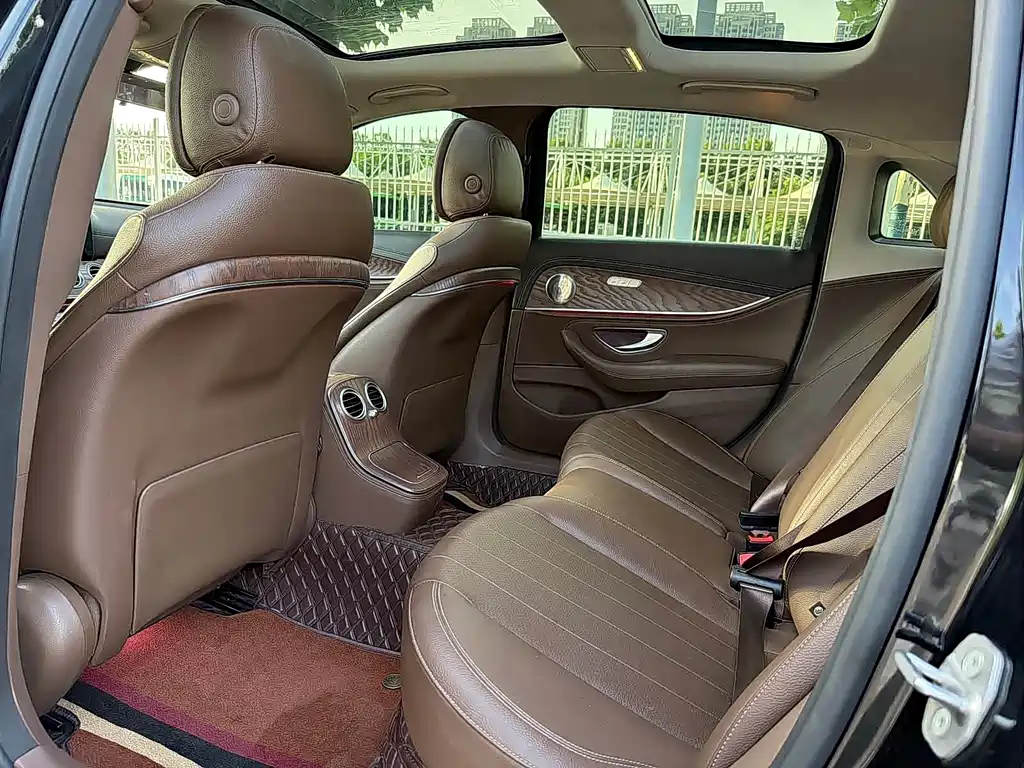 Mercedes-Benz E-Class — миниатюра 6