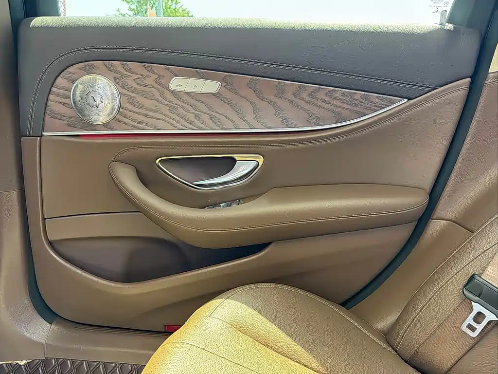 Mercedes-Benz E-Class — миниатюра 18