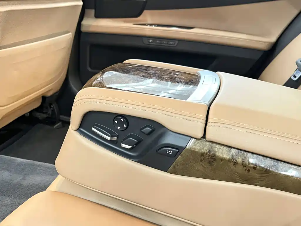 BMW 7 Series — миниатюра 16