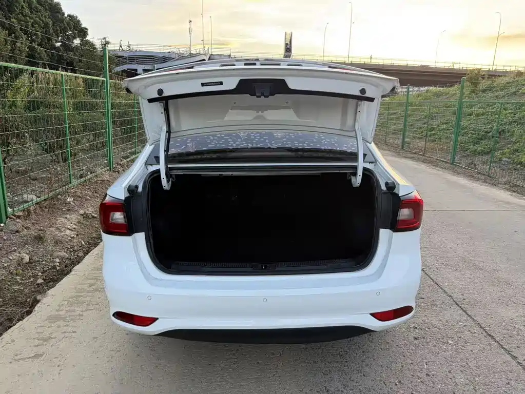 Roewe i5 — миниатюра 10