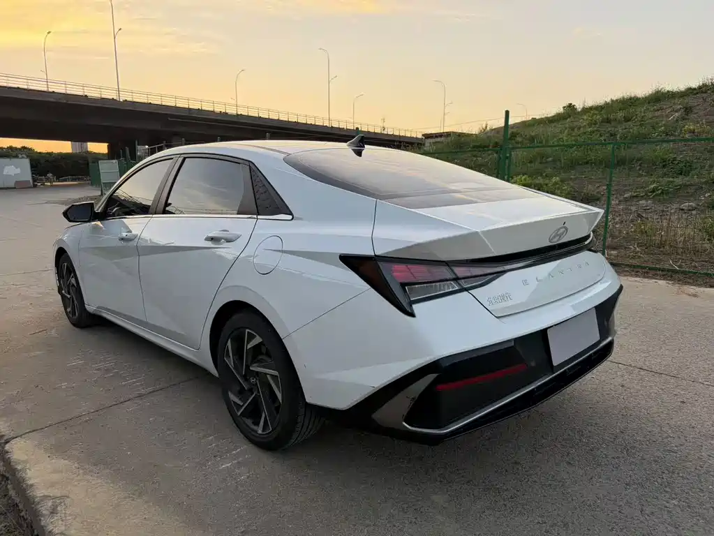 Hyundai Elantra — миниатюра 16
