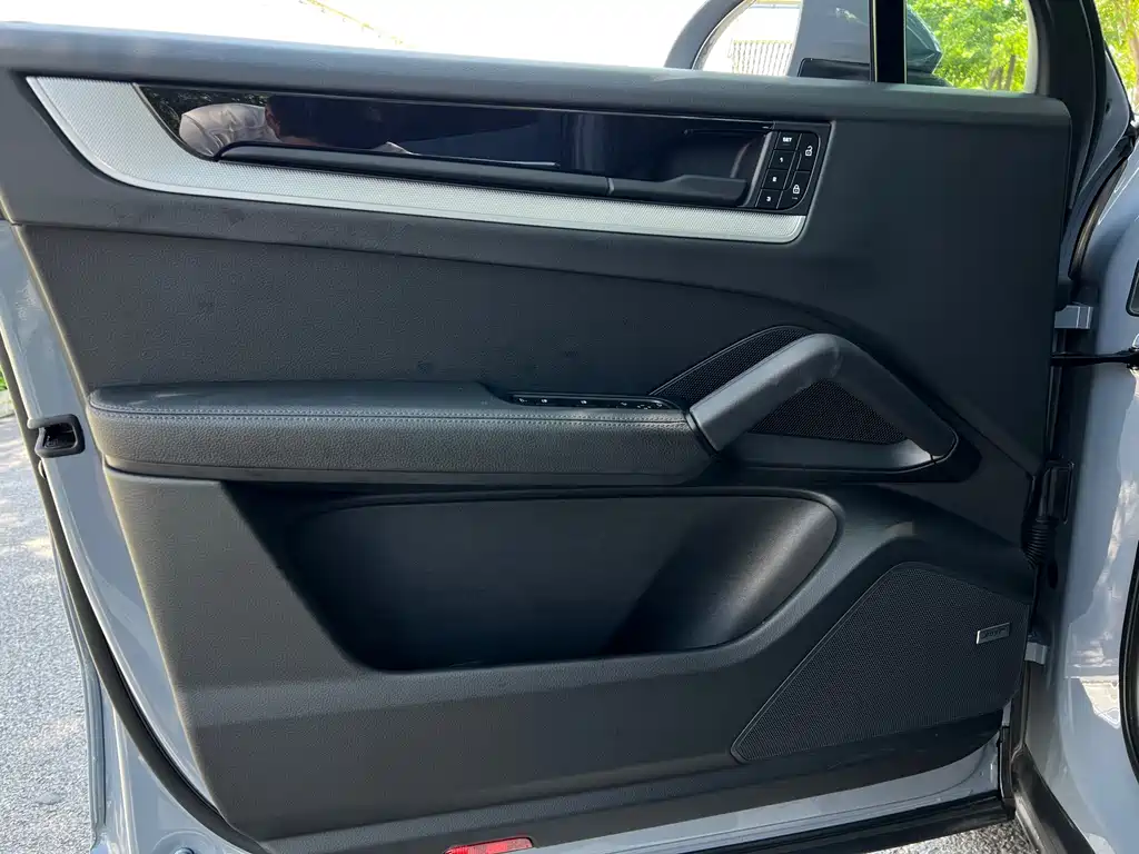 Porsche Cayenne — миниатюра 20