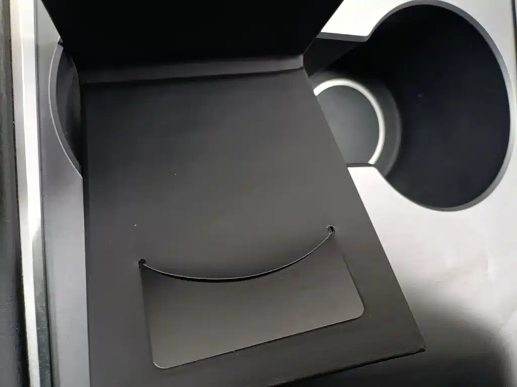 Tesla Model Y — миниатюра 9
