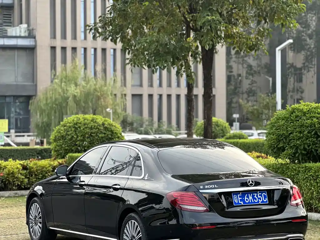 Mercedes-Benz E-Class — миниатюра 8