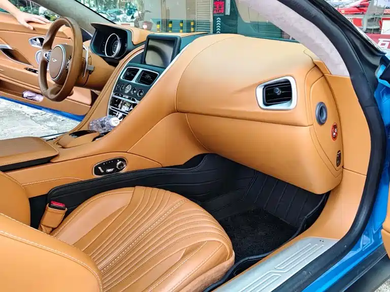 Aston Martin DB11 — миниатюра 12