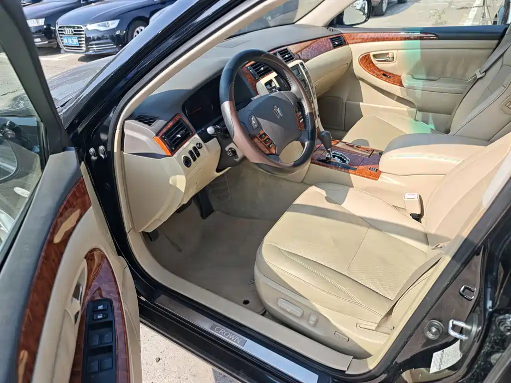 Toyota Crown — миниатюра 7