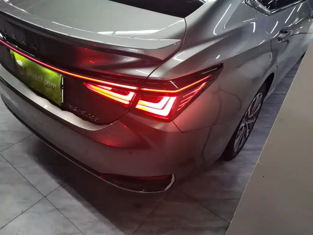 Lexus ES 2025 300h Premium