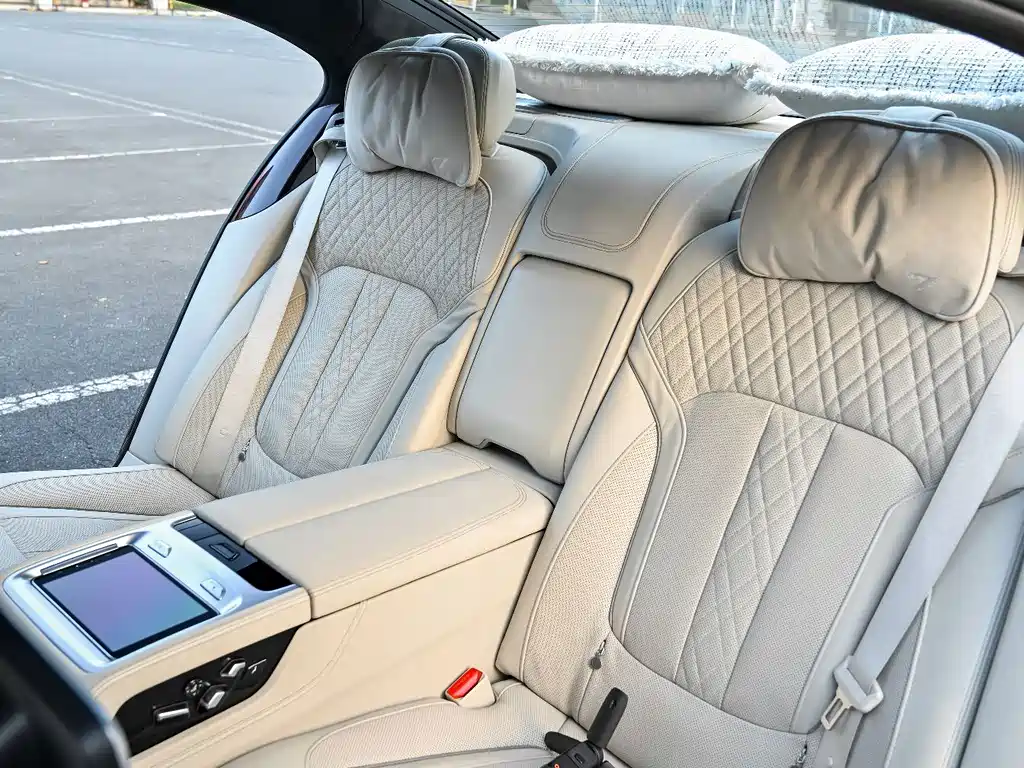 BMW 7 Series — миниатюра 8