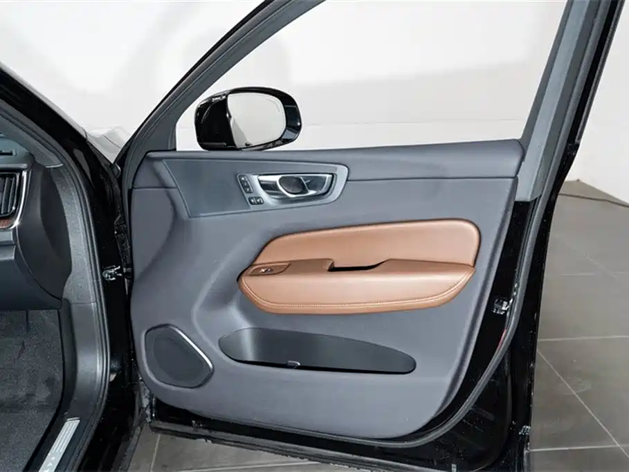 VOLVO XC60 PLUG IN HYBRID