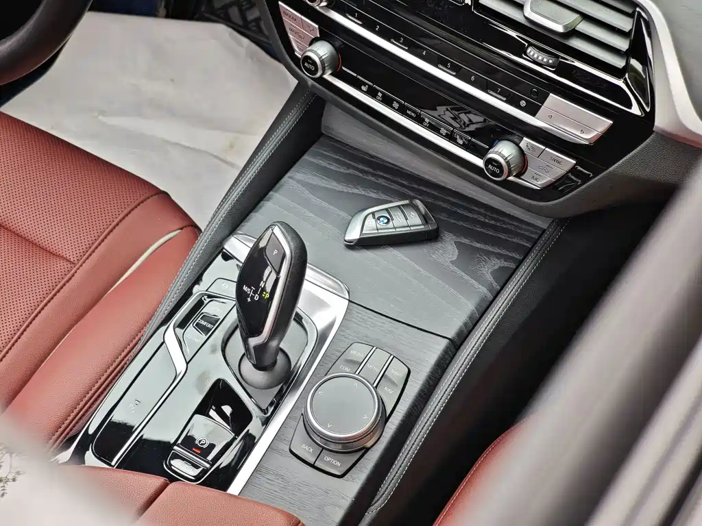 BMW 5 Series — миниатюра 11