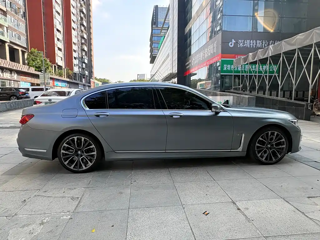 BMW 7 Series — миниатюра 13