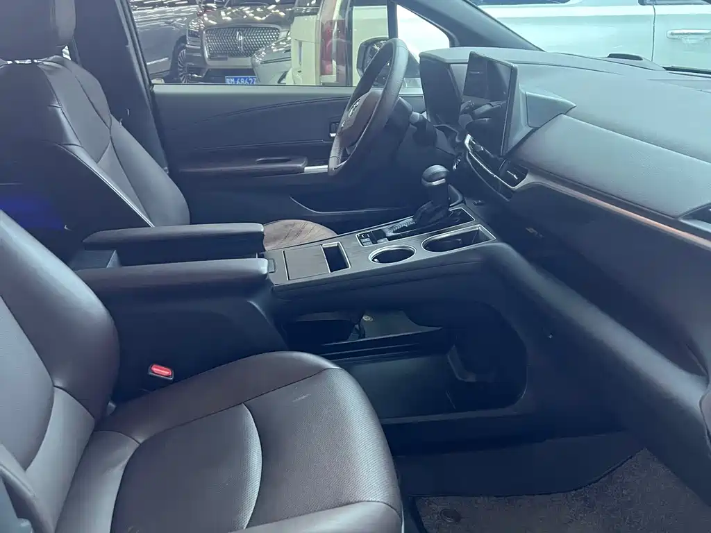 Toyota Granvia 2024 2.5L Luxury PLUS