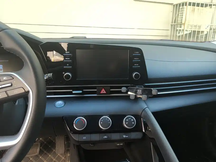 Hyundai Elantra — миниатюра 13
