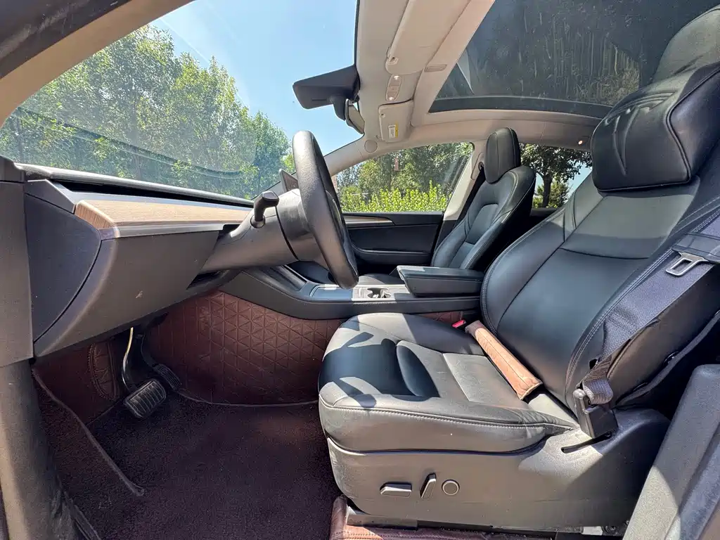 Tesla Model Y — миниатюра 4