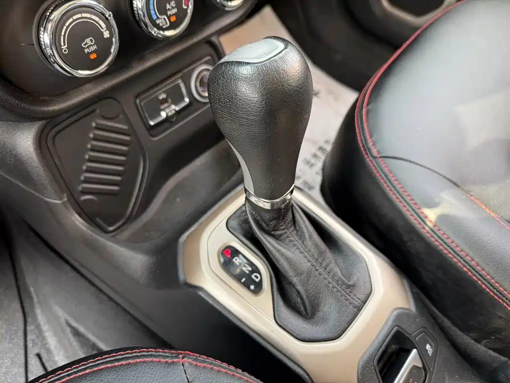 Jeep Renegade 1.4T Auto High Energy Edition, фото 12
