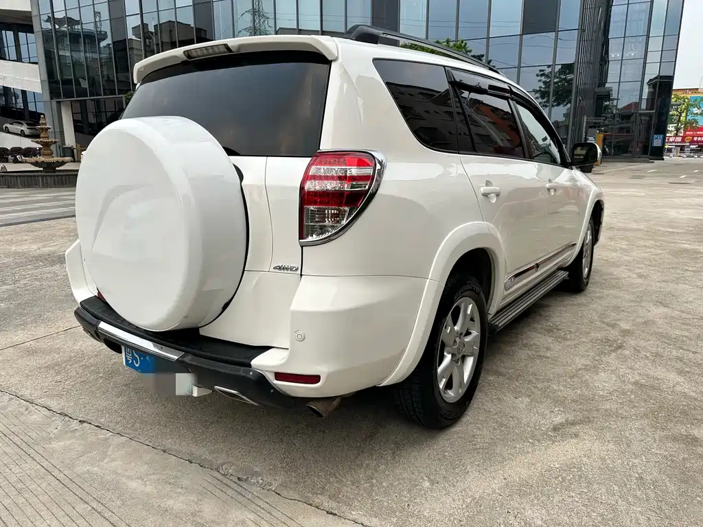 Toyota RAV4 — миниатюра 3