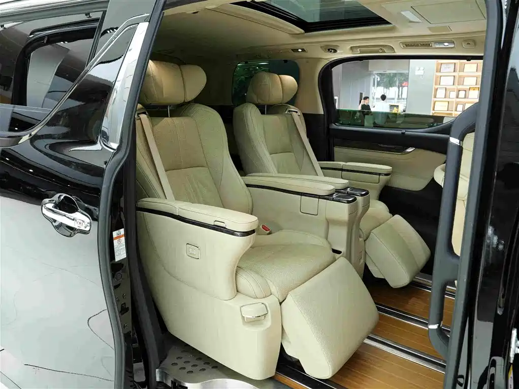 Toyota Alphard — миниатюра 13