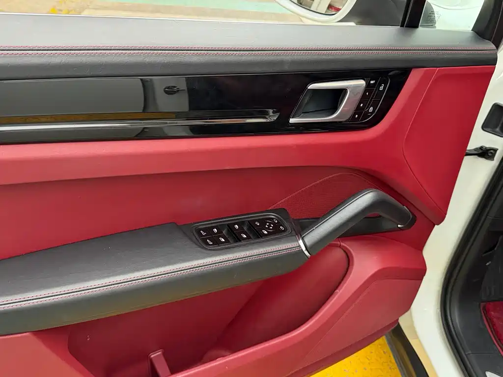 Porsche Cayenne — миниатюра 7