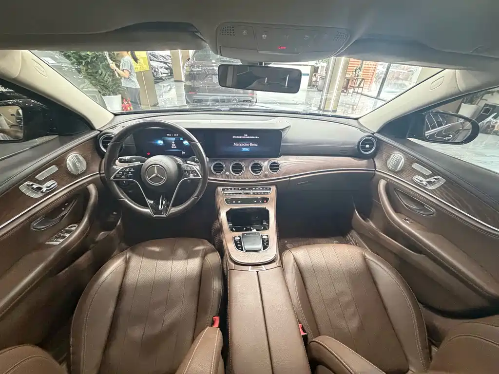 Mercedes-Benz E-Class — миниатюра 5