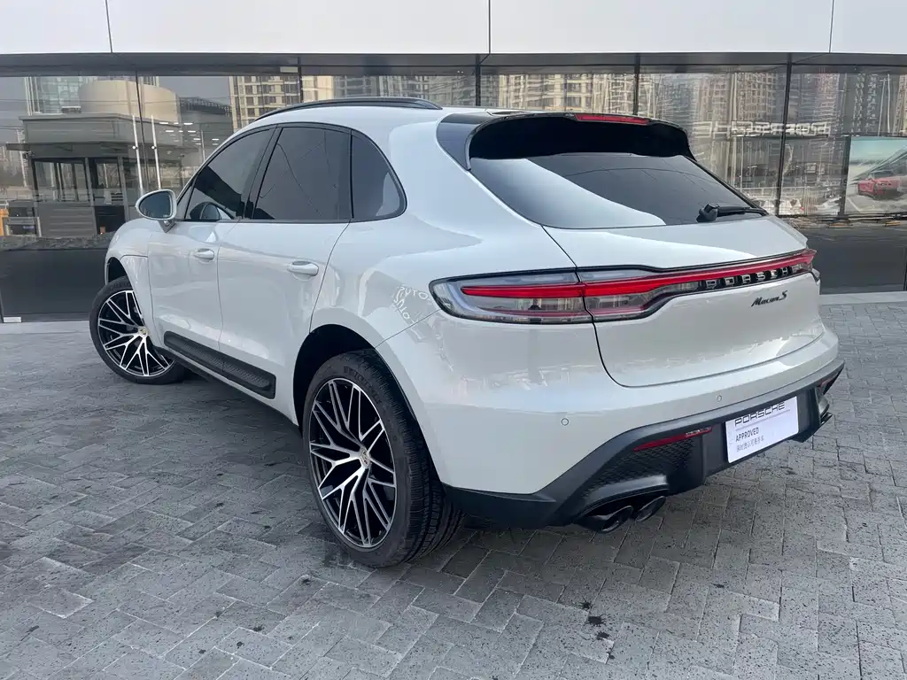PORSCHE MACAN